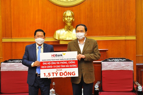 HDBank trao 1,5 tỉ đồng hỗ trợ tỉnh Hải Dương phòng chống dịch COVID-19 - Ảnh 1. HDBank trao 1,5 tỉ đồng hỗ trợ tỉnh Hải Dương phòng chống dịch COVID-19 - Ảnh 1.