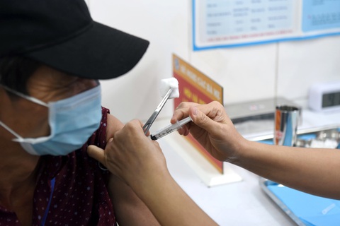 Tiêm vắc xin COVID-19 ở Việt Nam: Tiêm trước ở các tỉnh có dịch - Ảnh 1. Tiêm vắc xin COVID-19 ở Việt Nam: Tiêm trước ở các tỉnh có dịch - Ảnh 1.