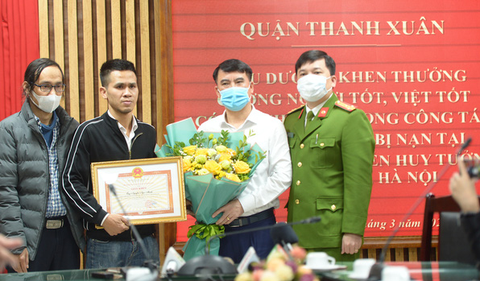 Cha bé gái rơi từ tầng 12 chung cư: Con tôi như được sinh ra lần thứ hai - Ảnh 1. Cha bé gái rơi từ tầng 12 chung cư: Con tôi như được sinh ra lần thứ hai - Ảnh 1.
