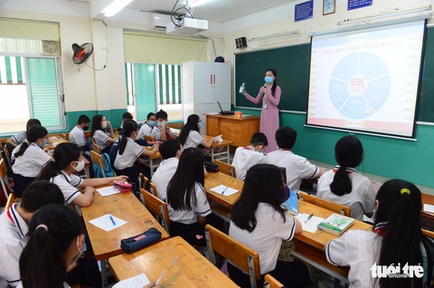 Học sinh TP.HCM trở lại trường sau kỳ nghỉ tết dài chống dịch - Ảnh 14. Học sinh TP.HCM trở lại trường sau kỳ nghỉ tết dài chống dịch - Ảnh 14.