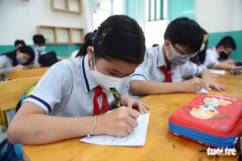 Học sinh TP.HCM trở lại trường sau kỳ nghỉ tết dài chống dịch - Ảnh 13. Học sinh TP.HCM trở lại trường sau kỳ nghỉ tết dài chống dịch - Ảnh 13.