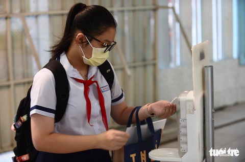 Học sinh TP.HCM trở lại trường sau kỳ nghỉ tết dài chống dịch - Ảnh 9. Học sinh TP.HCM trở lại trường sau kỳ nghỉ tết dài chống dịch - Ảnh 9.