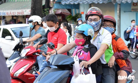 Học sinh TP.HCM trở lại trường sau kỳ nghỉ tết dài chống dịch - Ảnh 1. Học sinh TP.HCM trở lại trường sau kỳ nghỉ tết dài chống dịch - Ảnh 1.
