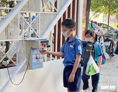 Học sinh TP.HCM trở lại trường sau kỳ nghỉ tết dài chống dịch - Ảnh 2. Học sinh TP.HCM trở lại trường sau kỳ nghỉ tết dài chống dịch - Ảnh 2.