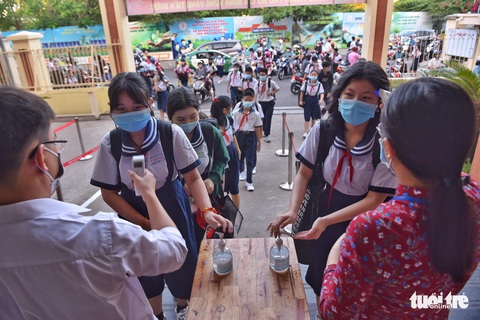Học sinh TP.HCM trở lại trường sau kỳ nghỉ tết dài chống dịch - Ảnh 16. Học sinh TP.HCM trở lại trường sau kỳ nghỉ tết dài chống dịch - Ảnh 16.