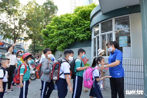 Học sinh TP.HCM trở lại trường sau kỳ nghỉ tết dài chống dịch - Ảnh 4. Học sinh TP.HCM trở lại trường sau kỳ nghỉ tết dài chống dịch - Ảnh 4.