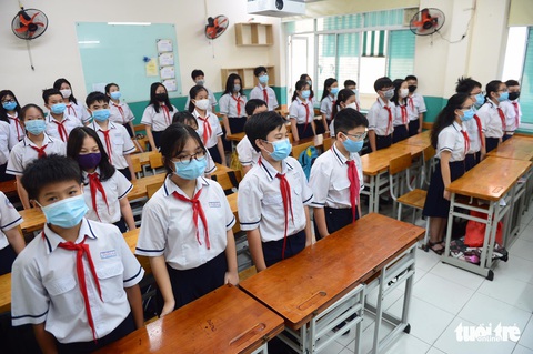 Học sinh TP.HCM trở lại trường sau kỳ nghỉ tết dài chống dịch - Ảnh 12. Học sinh TP.HCM trở lại trường sau kỳ nghỉ tết dài chống dịch - Ảnh 12.