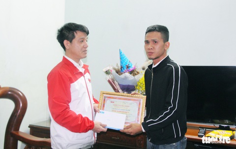 Báo Tuổi Trẻ trao danh hiệu Bạn đồng hành quanh tôi cho anh Mạnh - Ảnh 2. Báo Tuổi Trẻ trao danh hiệu Bạn đồng hành quanh tôi cho anh Mạnh - Ảnh 2.