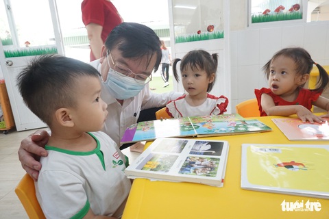 TP.HCM: Hơn 80% học sinh trở lại trường trong ngày 1-3 - Ảnh 3. TP.HCM: Hơn 80% học sinh trở lại trường trong ngày 1-3 - Ảnh 3.