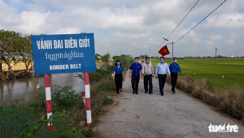 Thắp sáng đoạn đường biên giới An Giang để phòng chống COVID-19 - Ảnh 4. Thắp sáng đoạn đường biên giới An Giang để phòng chống COVID-19 - Ảnh 4.