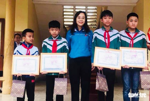 Tuyên dương 5 nam sinh nhặt được tiền trả người đánh rơi - Ảnh 1. Tuyên dương 5 nam sinh nhặt được tiền trả người đánh rơi - Ảnh 1.