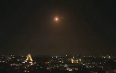 Syria bắn hạ một loạt tên lửa dồn dập nhắm vào thủ đô Damascus - Ảnh 1. Syria bắn hạ một loạt tên lửa dồn dập nhắm vào thủ đô Damascus - Ảnh 1.