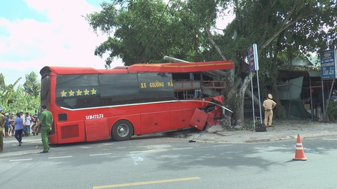 Va chạm nhóm chạy xe đạp thể dục, xe khách đâm vào trụ điện, 3 người tử vong - Ảnh 1. Va chạm nhóm chạy xe đạp thể dục, xe khách đâm vào trụ điện, 3 người tử vong - Ảnh 1.