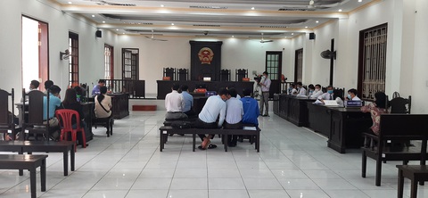 Hoãn xét xử vụ sập tường khiến 7 người thiệt mạng do vắng bị hại - Ảnh 1. Hoãn xét xử vụ sập tường khiến 7 người thiệt mạng do vắng bị hại - Ảnh 1.