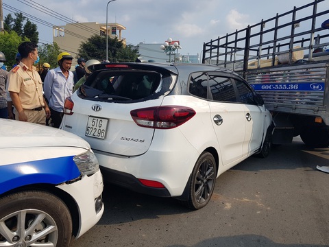Thanh niên chạy ô tô loạn xạ trên đường rồi cầm dao cố thủ trong xe - Ảnh 2. Thanh niên chạy ô tô loạn xạ trên đường rồi cầm dao cố thủ trong xe - Ảnh 2.