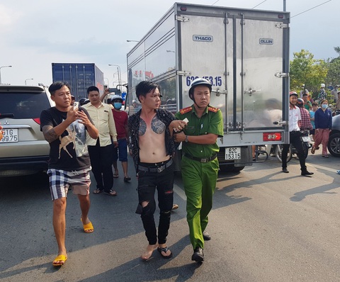 Thanh niên chạy ô tô loạn xạ trên đường rồi cầm dao cố thủ trong xe - Ảnh 1. Thanh niên chạy ô tô loạn xạ trên đường rồi cầm dao cố thủ trong xe - Ảnh 1.