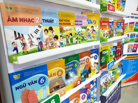 Nhà xuất bản Giáo Dục nói việc hợp nhất sách giáo khoa không ảnh hưởng việc dạy học - Ảnh 1. Nhà xuất bản Giáo Dục nói việc hợp nhất sách giáo khoa không ảnh hưởng việc dạy học - Ảnh 1.
