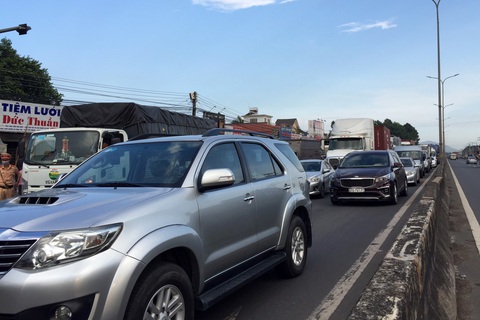 Tai nạn liên hoàn, 2 phụ nữ bị thương nặng, quốc lộ 51 ùn ứ kéo dài - Ảnh 2. Tai nạn liên hoàn, 2 phụ nữ bị thương nặng, quốc lộ 51 ùn ứ kéo dài - Ảnh 2.