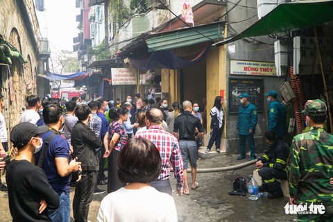 Cháy nhà trong ngõ sâu phố cổ Hà Nội, người dân tháo chạy - Ảnh 1. Cháy nhà trong ngõ sâu phố cổ Hà Nội, người dân tháo chạy - Ảnh 1.