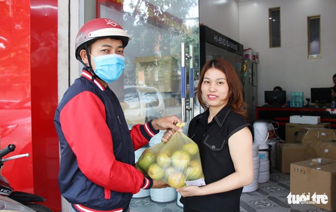 Cô trò Hà Tĩnh vừa giải cứu nông sản vừa ‘Cùng Tuổi Trẻ góp vắc xin COVID-19’ - Ảnh 2. Cô trò Hà Tĩnh vừa giải cứu nông sản vừa ‘Cùng Tuổi Trẻ góp vắc xin COVID-19’ - Ảnh 2.
