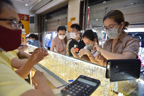 Hôm qua lao dốc không phanh, hôm nay giá vàng tiếp tục đi xuống - Ảnh 1. Hôm qua lao dốc không phanh, hôm nay giá vàng tiếp tục đi xuống - Ảnh 1.