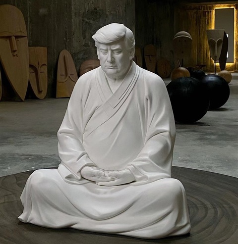 Tượng ông Trump mặc áo cà sa ngồi thiền cháy hàng ở Trung Quốc - Ảnh 1. Tượng ông Trump mặc áo cà sa ngồi thiền cháy hàng ở Trung Quốc - Ảnh 1.