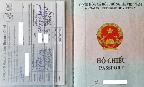 Công dân đầu tiên có hộ chiếu vắc xin về nước - Ảnh 2. Công dân đầu tiên có hộ chiếu vắc xin về nước - Ảnh 2.