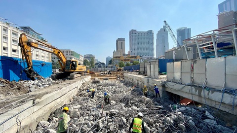 Tăng tốc thi công metro số 1, hoàn trả mặt bằng trên đường Lê Lợi trước 30-4 - Ảnh 1. Tăng tốc thi công metro số 1, hoàn trả mặt bằng trên đường Lê Lợi trước 30-4 - Ảnh 1.