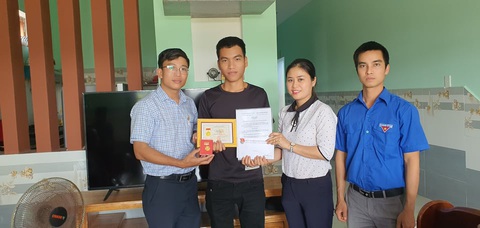 Trao huy hiệu ‘Tuổi trẻ dũng cảm’ cho ‘người hùng’ cứu 3 học sinh đuối nước - Ảnh 1. Trao huy hiệu ‘Tuổi trẻ dũng cảm’ cho ‘người hùng’ cứu 3 học sinh đuối nước - Ảnh 1.