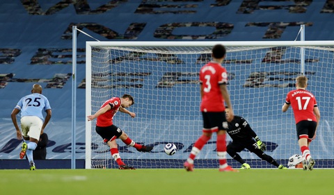Vùi dập Southampton, Man City bỏ xa Man Utd 14 điểm - Ảnh 2. Vùi dập Southampton, Man City bỏ xa Man Utd 14 điểm - Ảnh 2.