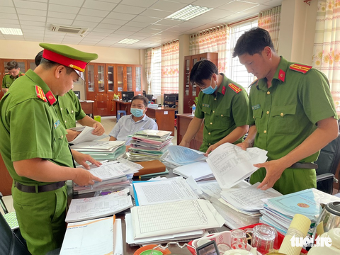Bắt 3 cán bộ chi cục thuế tiếp tay doanh nghiệp ‘ma’ gây thiệt hại trên 10 tỉ đồng - Ảnh 1. Bắt 3 cán bộ chi cục thuế tiếp tay doanh nghiệp ‘ma’ gây thiệt hại trên 10 tỉ đồng - Ảnh 1.