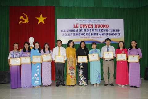 11 học sinh đoạt giải quốc gia tỉnh Kiên Giang được thưởng 20 - 80 triệu/bạn - Ảnh 3. 11 học sinh đoạt giải quốc gia tỉnh Kiên Giang được thưởng 20 - 80 triệu/bạn - Ảnh 3.