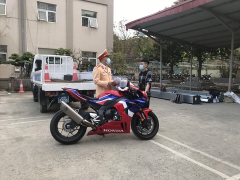 Tài xế phóng mô tô 299km/h trên đại lộ Thăng Long bị phạt 10,5 triệu - Ảnh 1. Tài xế phóng mô tô 299km/h trên đại lộ Thăng Long bị phạt 10,5 triệu - Ảnh 1.