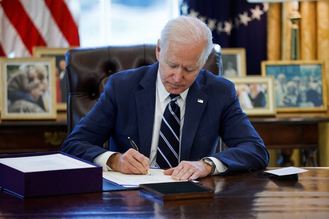 Tổng thống Biden ký ban hành gói cứu trợ kinh tế 1.900 tỉ USD - Ảnh 1. Tổng thống Biden ký ban hành gói cứu trợ kinh tế 1.900 tỉ USD - Ảnh 1.