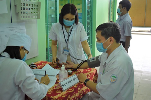 Khánh Hòa tiêm vắc xin COVID-19 cho nhân viên tuyến đầu chống dịch - Ảnh 2. Khánh Hòa tiêm vắc xin COVID-19 cho nhân viên tuyến đầu chống dịch - Ảnh 2.
