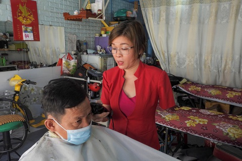 Vượt nghịch cảnh mất tay, cô thợ cắt tóc Việt Nam lên báo Tây - Ảnh 1. Vượt nghịch cảnh mất tay, cô thợ cắt tóc Việt Nam lên báo Tây - Ảnh 1.