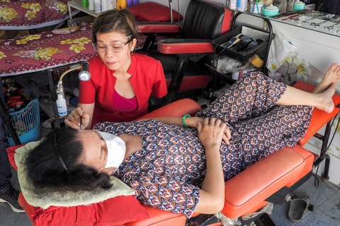 Vượt nghịch cảnh mất tay, cô thợ cắt tóc Việt Nam lên báo Tây - Ảnh 2. Vượt nghịch cảnh mất tay, cô thợ cắt tóc Việt Nam lên báo Tây - Ảnh 2.