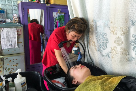 Vượt nghịch cảnh mất tay, cô thợ cắt tóc Việt Nam lên báo Tây - Ảnh 3. Vượt nghịch cảnh mất tay, cô thợ cắt tóc Việt Nam lên báo Tây - Ảnh 3.