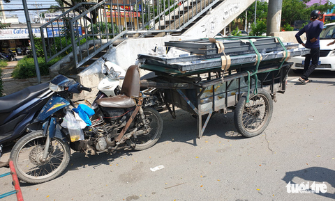 Kiểm tra xe cũ nát, nếu không vi phạm, CSGT trả giấy tờ, cảm ơn người dân - Ảnh 1. Kiểm tra xe cũ nát, nếu không vi phạm, CSGT trả giấy tờ, cảm ơn người dân - Ảnh 1.