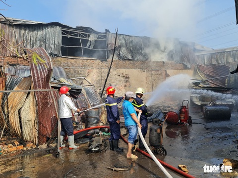 Cháy lớn kho xưởng lan sang dãy trọ, nhiều tài sản bị thiêu rụi - Ảnh 2. Cháy lớn kho xưởng lan sang dãy trọ, nhiều tài sản bị thiêu rụi - Ảnh 2.