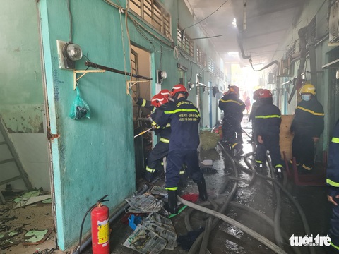 Cháy lớn kho xưởng lan sang dãy trọ, nhiều tài sản bị thiêu rụi - Ảnh 3. Cháy lớn kho xưởng lan sang dãy trọ, nhiều tài sản bị thiêu rụi - Ảnh 3.