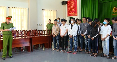 Mâu thuẫn nhỏ, lôi kéo 20 vị thành niên, thanh niên đi đâm chém - Ảnh 2. Mâu thuẫn nhỏ, lôi kéo 20 vị thành niên, thanh niên đi đâm chém - Ảnh 2.