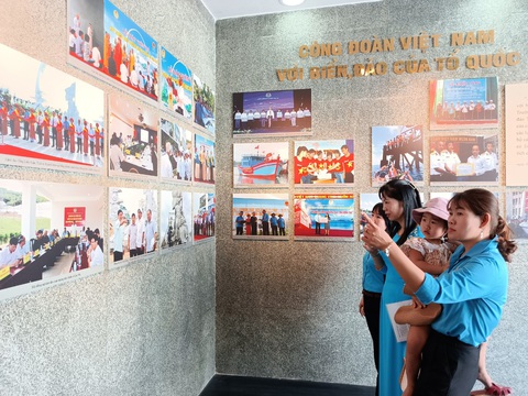 Lễ tưởng niệm các chiến sĩ Gạc Ma: Các anh như mãi còn đây - Ảnh 6. Lễ tưởng niệm các chiến sĩ Gạc Ma: Các anh như mãi còn đây - Ảnh 6.