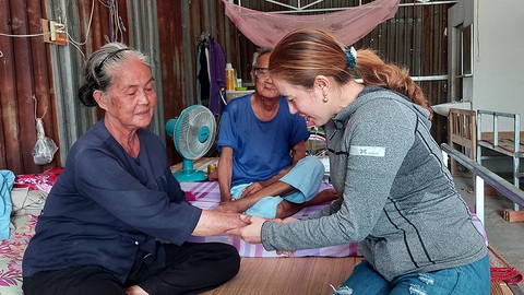 Cặp vợ chồng miền Tây cất nhà nuôi người chạy thận - Ảnh 1. Cặp vợ chồng miền Tây cất nhà nuôi người chạy thận - Ảnh 1.