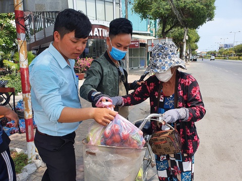 Tui bán bánh ướt lời được 5 chục, tui dành ra 2 chục mua rau củ của Hải Dương - Ảnh 5. Tui bán bánh ướt lời được 5 chục, tui dành ra 2 chục mua rau củ của Hải Dương - Ảnh 5.