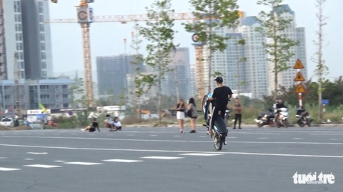 ‘Quái xế’ bốc đầu, ‘diễn xiếc’ gây náo loạn nóc hầm Thủ Thiêm - Ảnh 2. ‘Quái xế’ bốc đầu, ‘diễn xiếc’ gây náo loạn nóc hầm Thủ Thiêm - Ảnh 2.