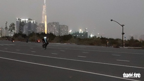 ‘Quái xế’ bốc đầu, ‘diễn xiếc’ gây náo loạn nóc hầm Thủ Thiêm - Ảnh 4. ‘Quái xế’ bốc đầu, ‘diễn xiếc’ gây náo loạn nóc hầm Thủ Thiêm - Ảnh 4.