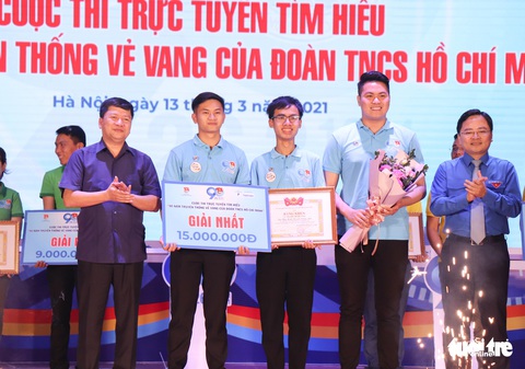 3 chàng trai trẻ đoạt quán quân cuộc thi tìm hiểu 90 năm của Đoàn - Ảnh 2. 3 chàng trai trẻ đoạt quán quân cuộc thi tìm hiểu 90 năm của Đoàn - Ảnh 2.