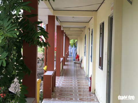 Bà bán vé số lẻn vào phòng bệnh nhân COVID-19 có kết quả âm tính lần 1 - Ảnh 2. Bà bán vé số lẻn vào phòng bệnh nhân COVID-19 có kết quả âm tính lần 1 - Ảnh 2.