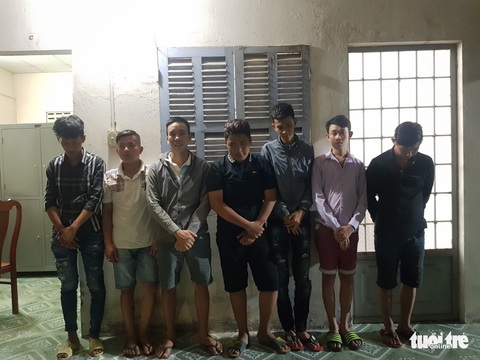 Mâu thuẫn, nhóm thanh niên mang chĩa, rựa, súng... đập phá nhà đối thủ - Ảnh 1. Mâu thuẫn, nhóm thanh niên mang chĩa, rựa, súng... đập phá nhà đối thủ - Ảnh 1.